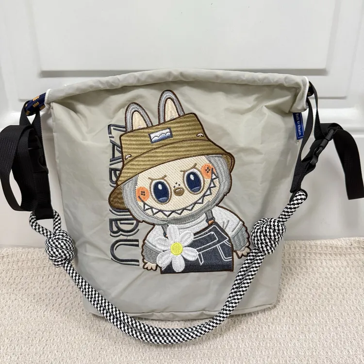 【新款水桶包】新款尼龙刺绣时尚潮流斜挎包单肩包防水百搭水桶包