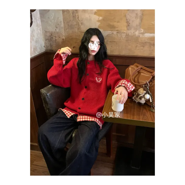 「小吴家」新年红色假两件拼接格子开衫针织宽松慵懒上衣➕牛仔裤