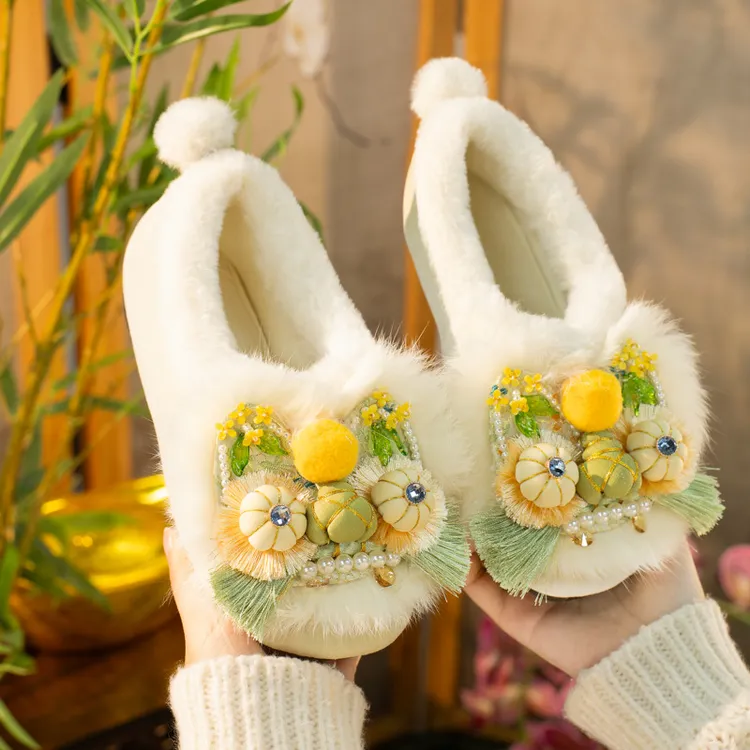 2025年冬季新款非遗手工虎头鞋兔毛平底舒适加绒棉鞋中式绣花鞋