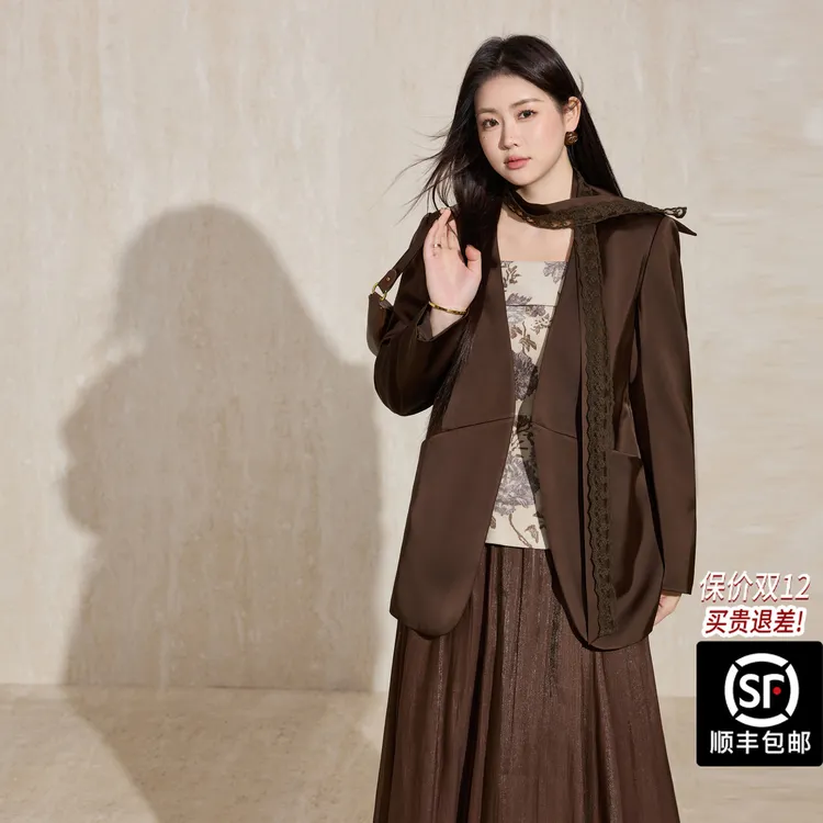 蓝语大码无领缎面西装宽肩印花收腰吊带衫流光皱感飘带半身裙套装