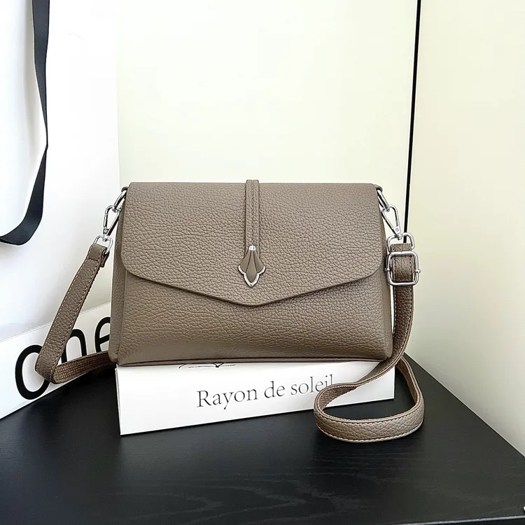 Y时尚花瓣真皮女包 2025新款单肩包女士妈妈包简约百搭斜挎腋下包