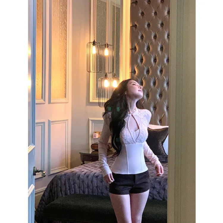 嗲囡公式设计感收腰显瘦蕾丝拼接打底衫女纯欲内搭打底上衣配短裤