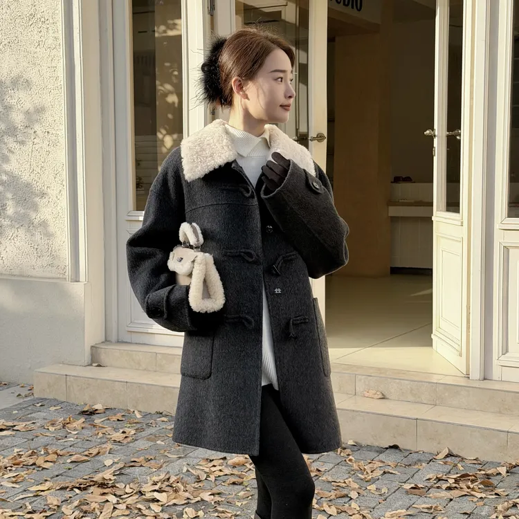 HELA AOMI “柏林晨雾”绵羊毛100%牛角扣翻领毛呢大衣CY5DC25316