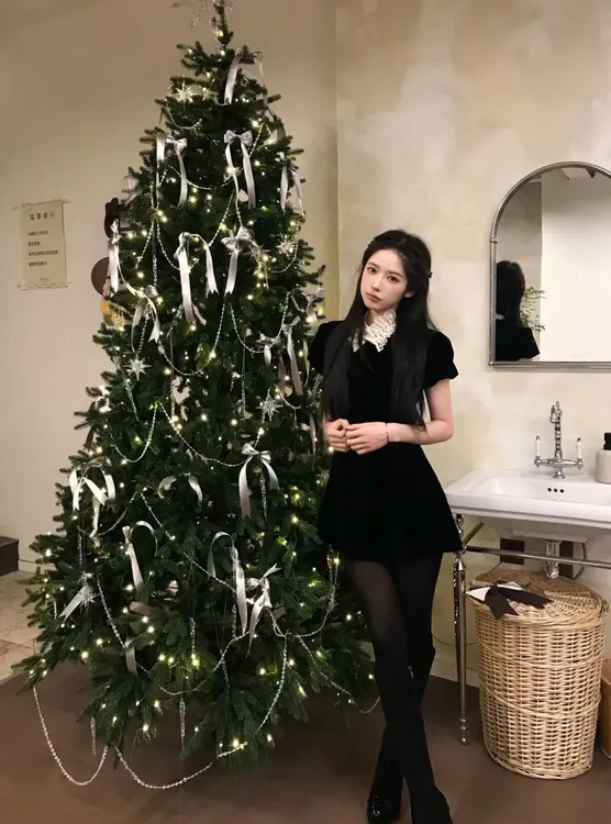 2026秋冬新款韩系气质可拆卸领口中古蕾丝丝绒黑色连衣裙子