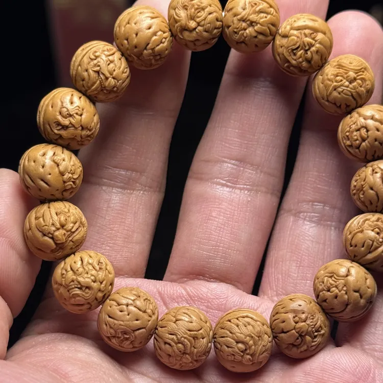 钟馗捉鬼，桃核雕刻，老王本工