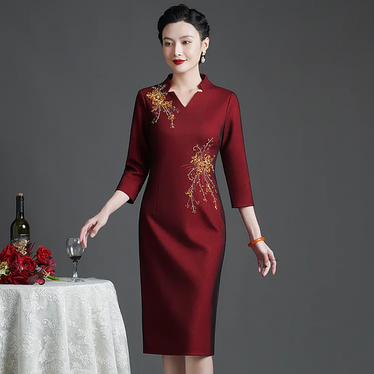 重工绣花钉珠连衣裙秋冬妈妈V领结婚礼服洋气高贵大码6XL敬酒服潮