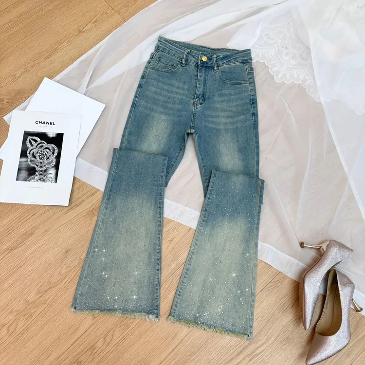 浅蓝色春季新款毛边贴钻微喇牛仔裤女士高腰显瘦遮胯弹力喇叭裤子