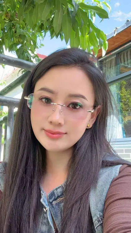 林芝卓玛平光渐变变色眼镜