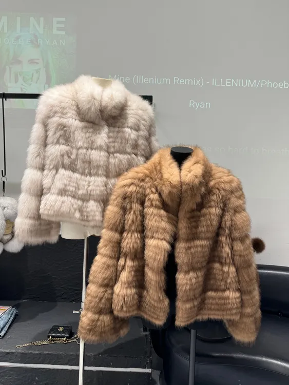 2025新款"巴黎记事"进口银蓝狐狸毛横条工艺时髦显贵气女皮草外套