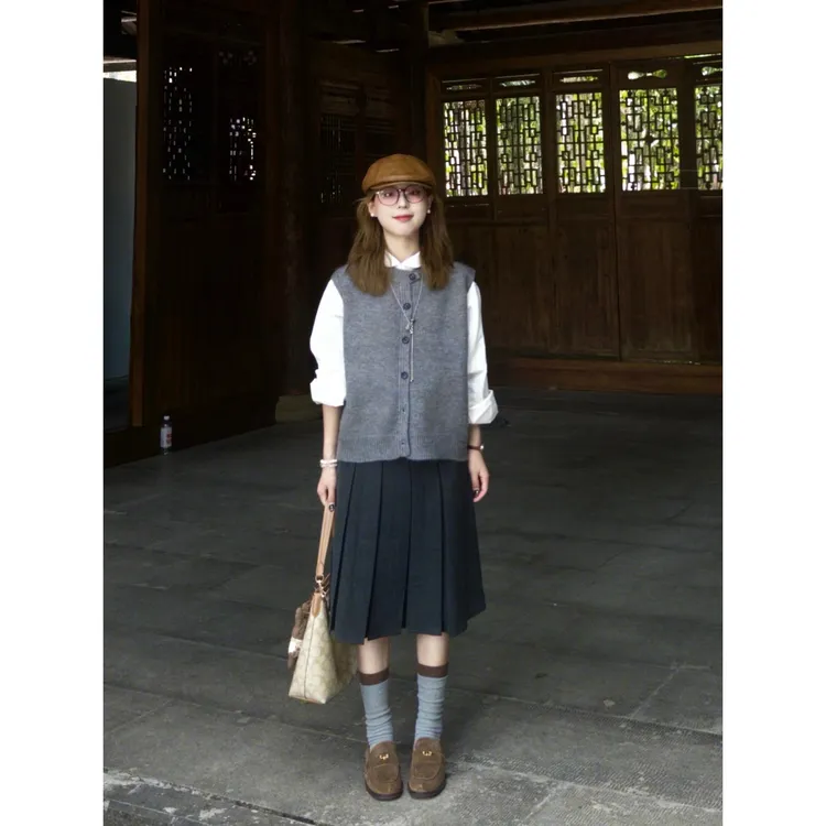 MARIE.COCO韩系高级感灰色针织马甲叠穿长袖上衣时尚百褶裙三件套