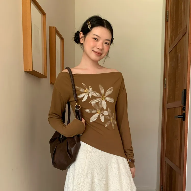 十三行秋季25秋休闲不规则设计斜领露肩印花长袖t恤女打底衫别致