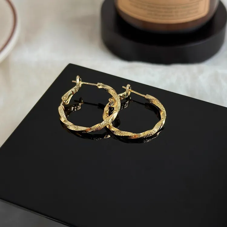 铜合金锆石耳饰 法式高级感金色扭曲麻点圆形耳扣女气质个性简约