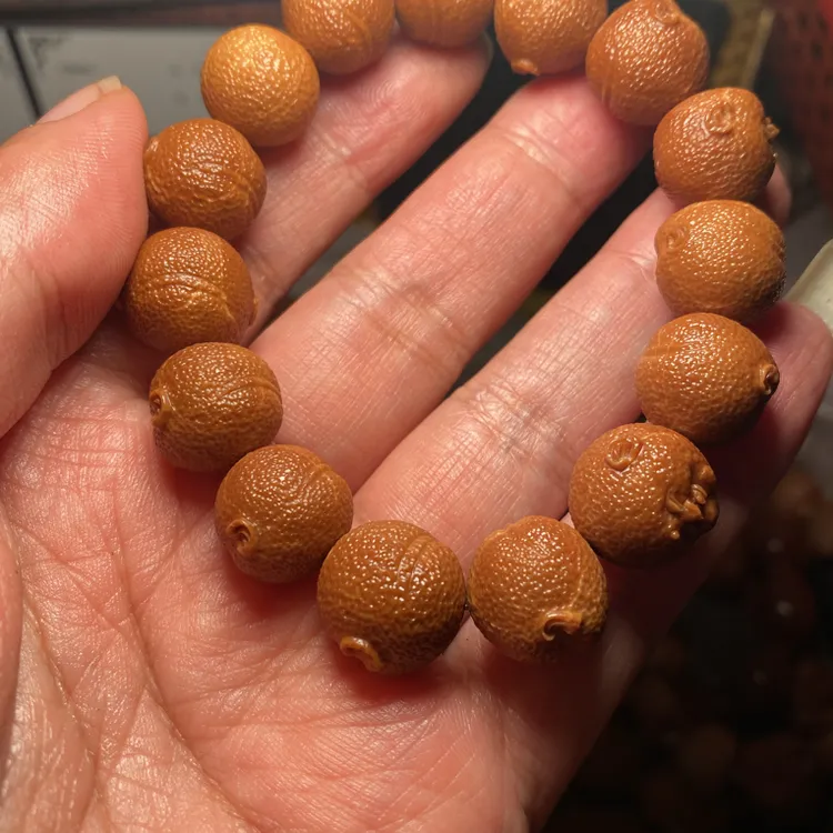 福利苏工核雕，纯手工雕刻，铁核桔皮人生百态，个性十足，等待有缘人