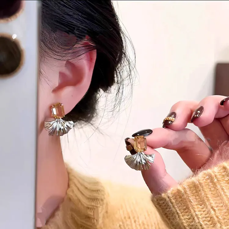 银杏叶锆石灵动扇形耳钉女2026新款秋冬精致高级感轻奢冷淡风耳饰