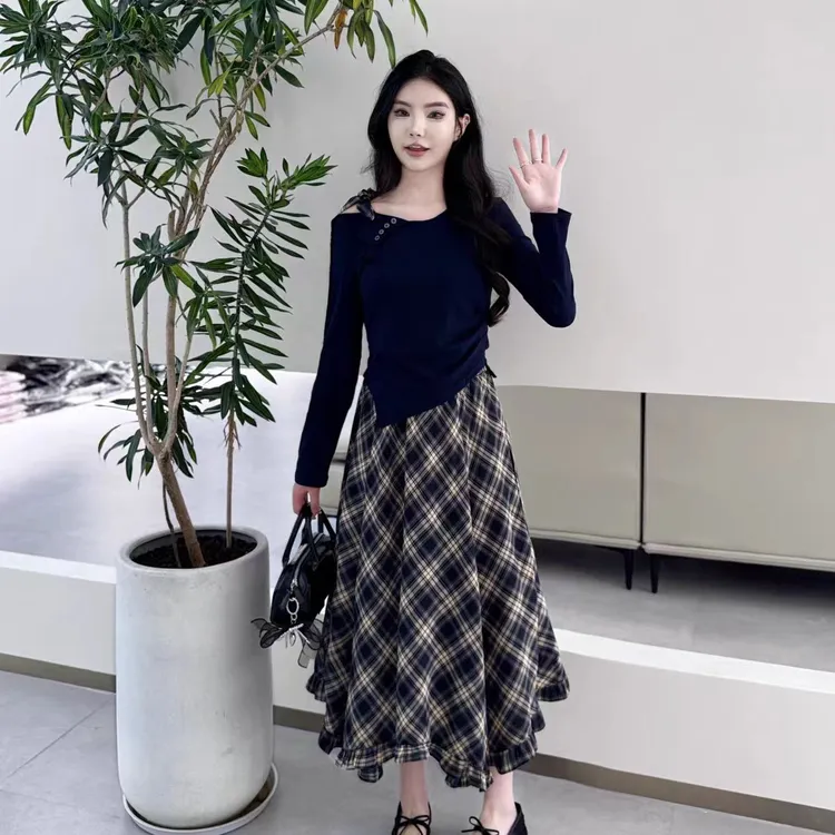 2025早秋新款时尚设计感小众绑带露肩长袖T恤+高腰格子半身裙套装