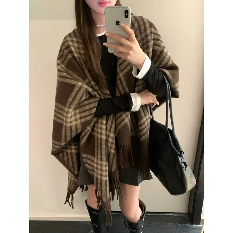 复古棕色格纹披肩女秋冬季美拉德流苏围巾披风保暖高级感外搭斗篷