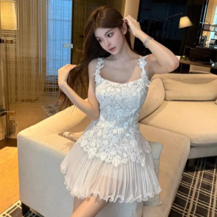 FAY【柔情舞曲】水溶蕾丝拼接纯欲白色吊带背心百褶短裙套装