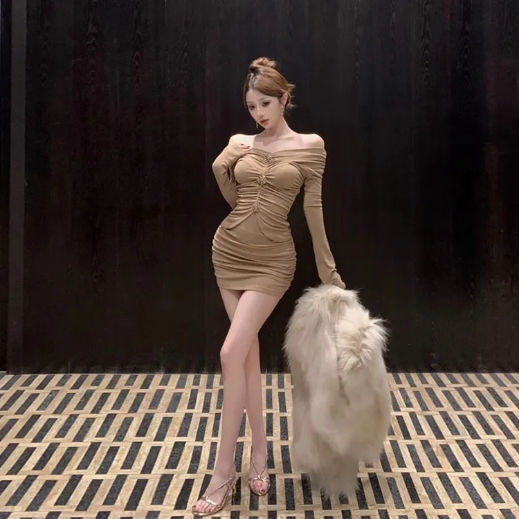 春秋约会裙2025年新款一字肩褶皱长袖连衣裙纯欲风修身显瘦包臀裙