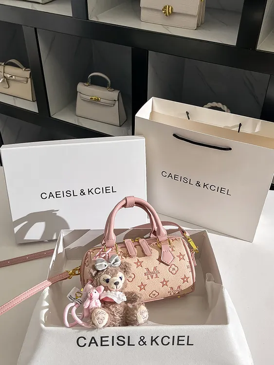 CAEISL&KCIEL小众爆款公仔压花波士顿枕头包女2025新款手提斜挎包