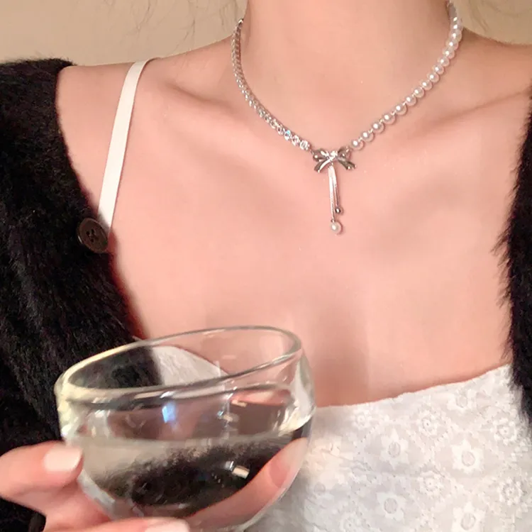 合金仿珍珠吊坠 甜酷双拼 新款设计感蝴蝶结珍珠流苏项链女轻奢