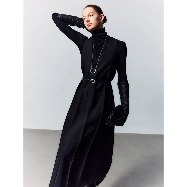 玖着'弗尔拉'干爽空气感细斜纹蕾丝装饰V领无袖A摆烫折线连衣裙