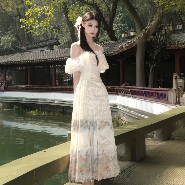 2025夏季新中式气质名媛一字领露肩上衣女高腰显瘦碎花织金马面裙
