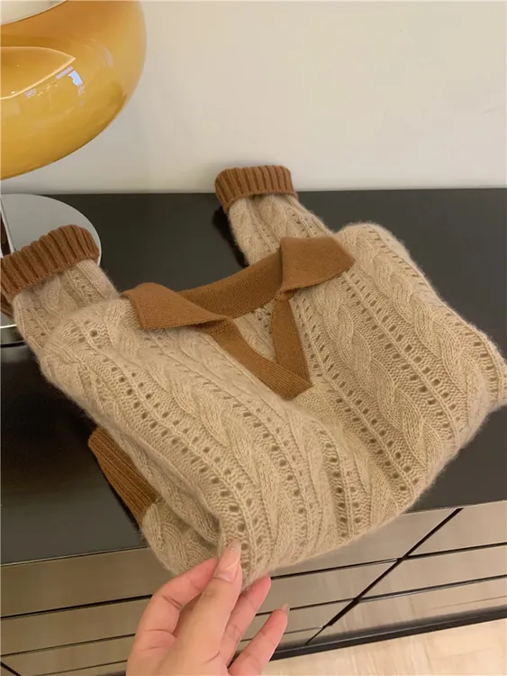美拉德棕色Polo领毛衣女秋冬新款设计感镂空宽松慵懒V领针织上衣
