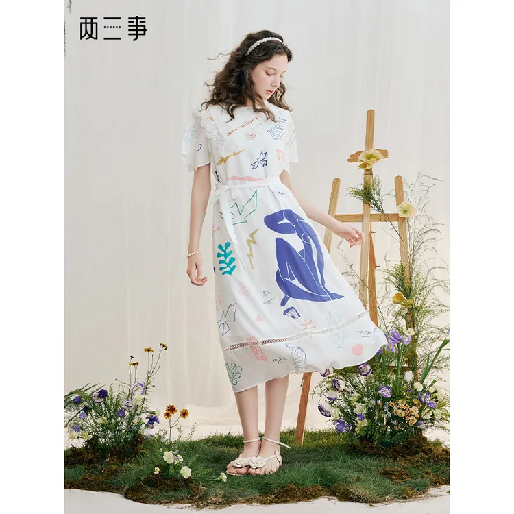 两三事 光合印记 2025夏季新款森女风蕾丝拼接斜边翻领印花连衣裙
