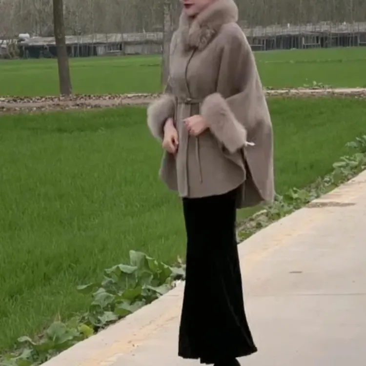 新款时尚百搭外套半身裙可拆卸毛领外套女装斗篷穿搭