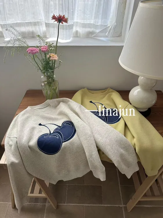 8.17秋季新款韩系樱桃设计感百搭两色宽松圆领套头卫衣