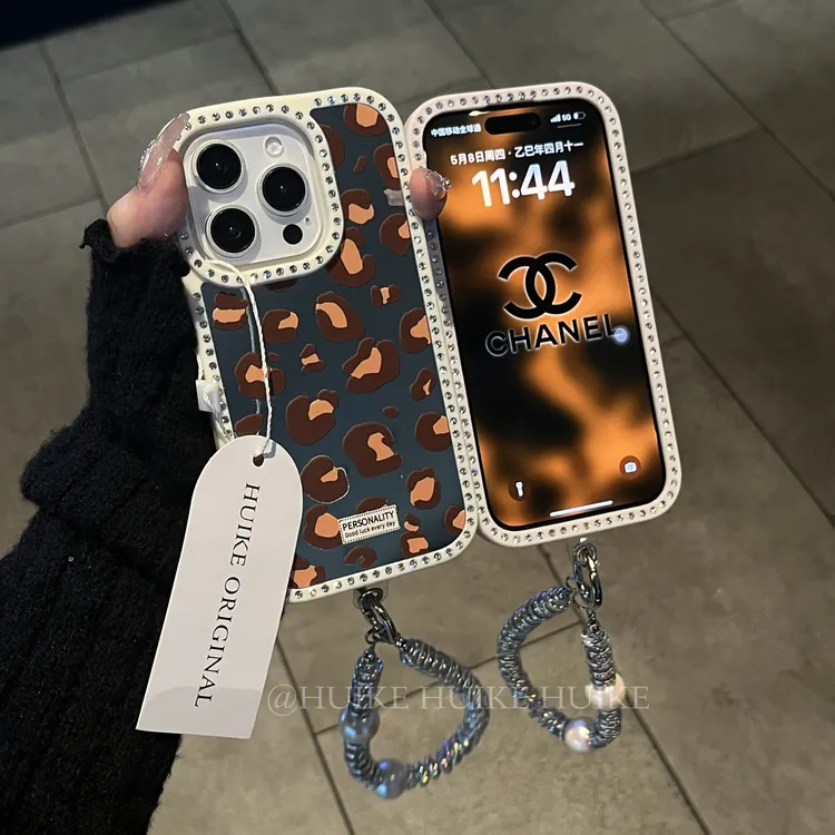 个性豹纹镶钻镜面适用苹果16手机壳iphone15/14/13promax手链防摔