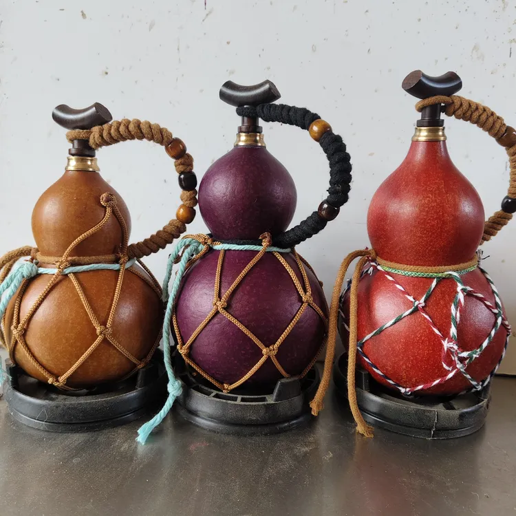 大漆酒葫芦，里外大漆。铜口，鸡翅木塞子。可装热水，400-500克左右。