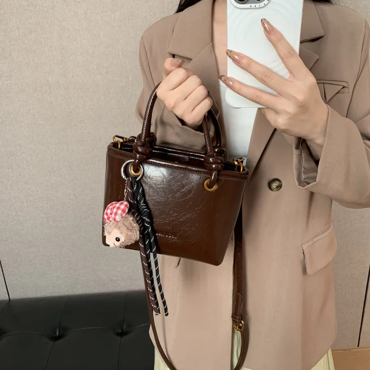  秋冬氛围感新款小包包2025时尚手提包水桶包复古洋气通勤斜挎包