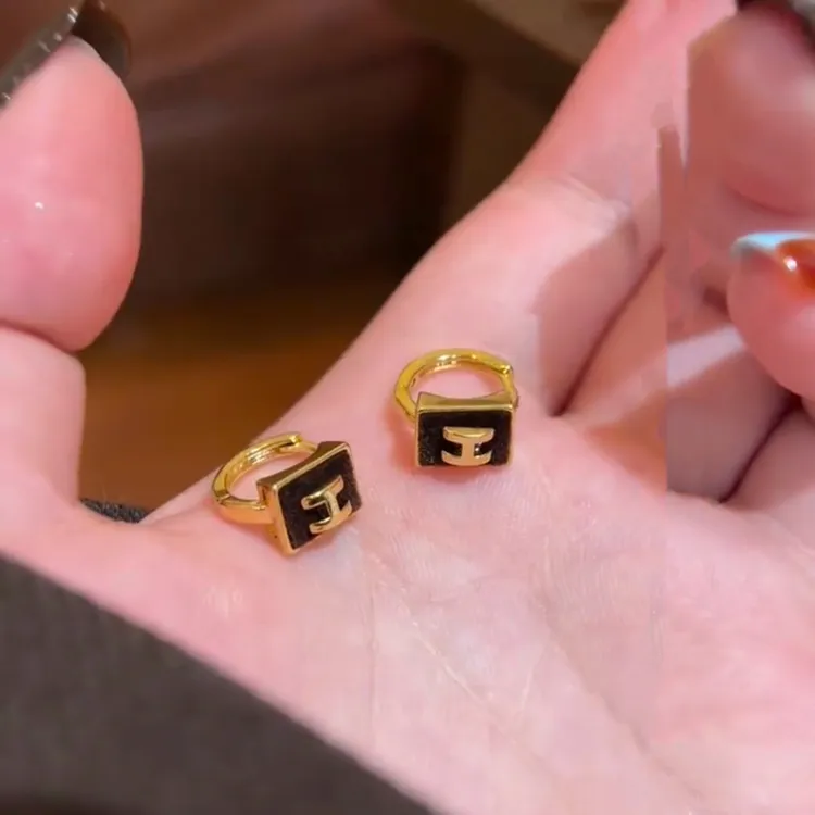 铜合金耳饰 复古深咖色方形字母耳扣女小众设计感气质耳钉耳环女