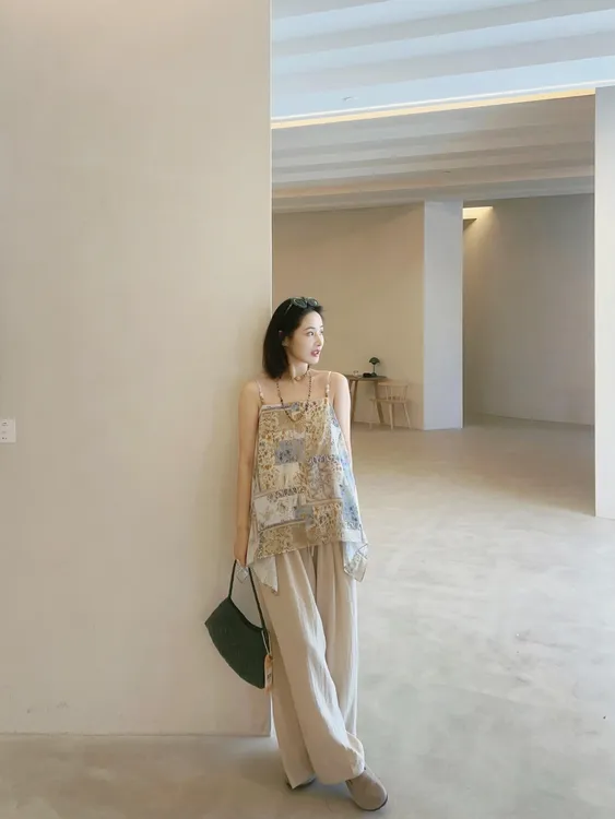 夏季2025新款波西米亚度假风拼接印花吊带女无袖上衣百搭阔腿裤