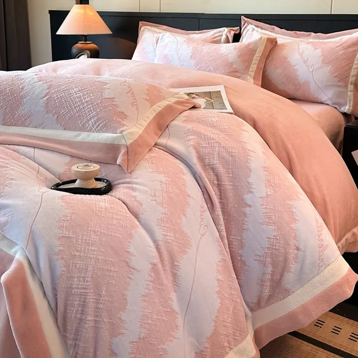 秋冬新品简约轻奢款高密全消光保暖套件雕花牛奶绒拼角四件套