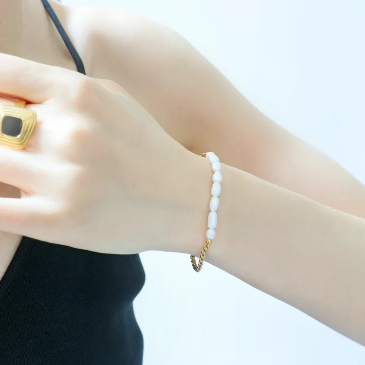 钛钢仿珍珠手链 洗手可带法式轻奢白色巴洛可简约气质高级感手链