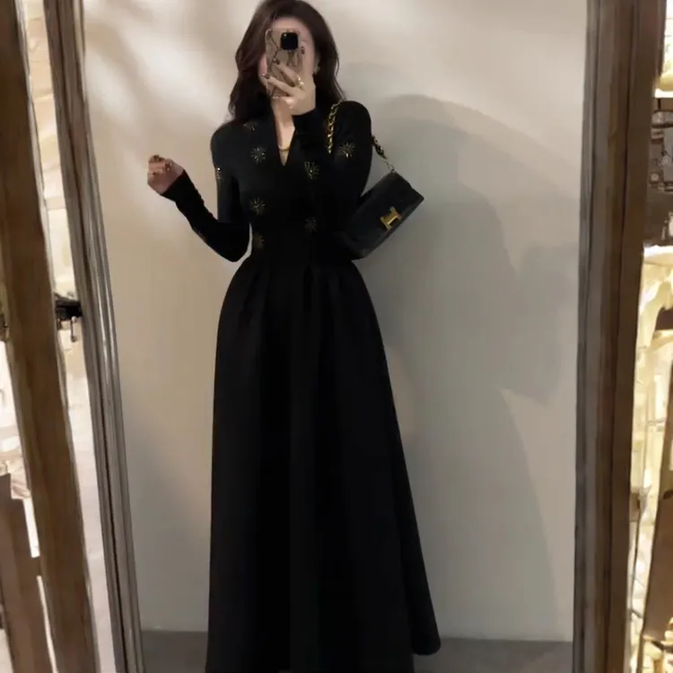 法式重工烫钻黑色长袖连衣裙女2025新款秋季裙子气质收腰打底长裙