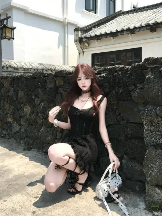 黑色蕾丝花边连衣裙女2025夏季新款法式洋气收腰显瘦A字吊带短裙