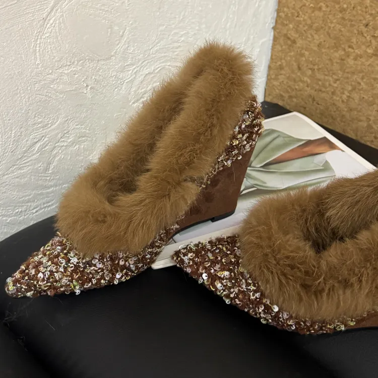 9公分尖头浅口秋冬刺绣小香风厚款单鞋坡跟毛毛保暖增高冬季显瘦