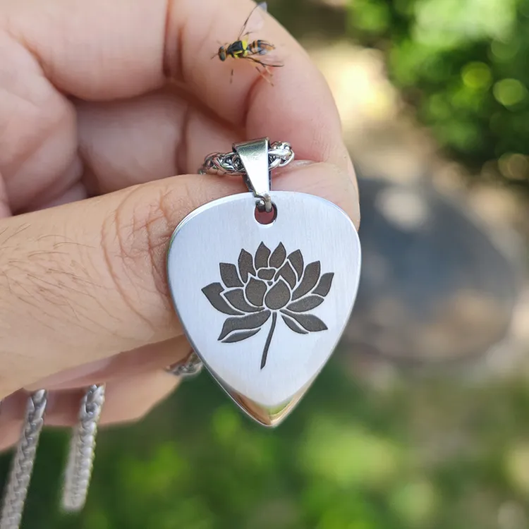 许巍蓝莲花吉他拨片项链应援吊坠定制批发男巡演周边摇滚歌迷签名