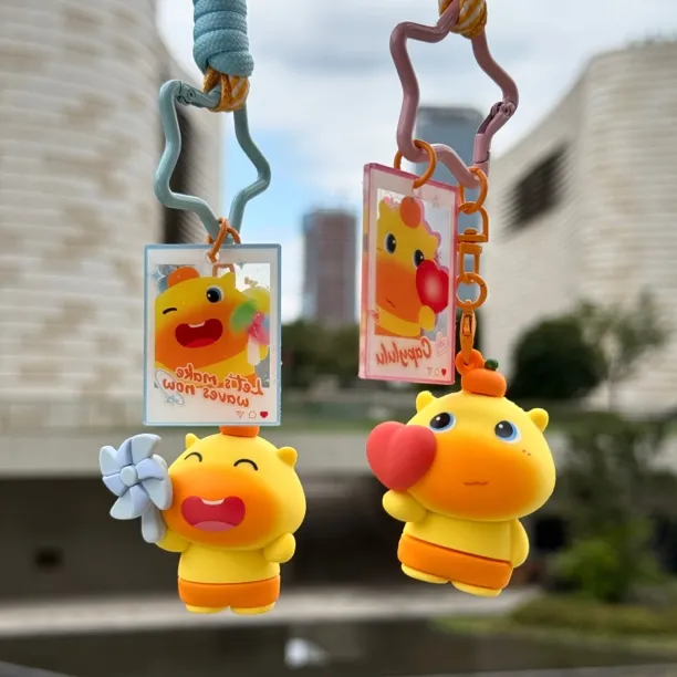 【正版授权】水豚噜噜紫外线爱心变色款包挂饰品+风车款钥匙扣礼物