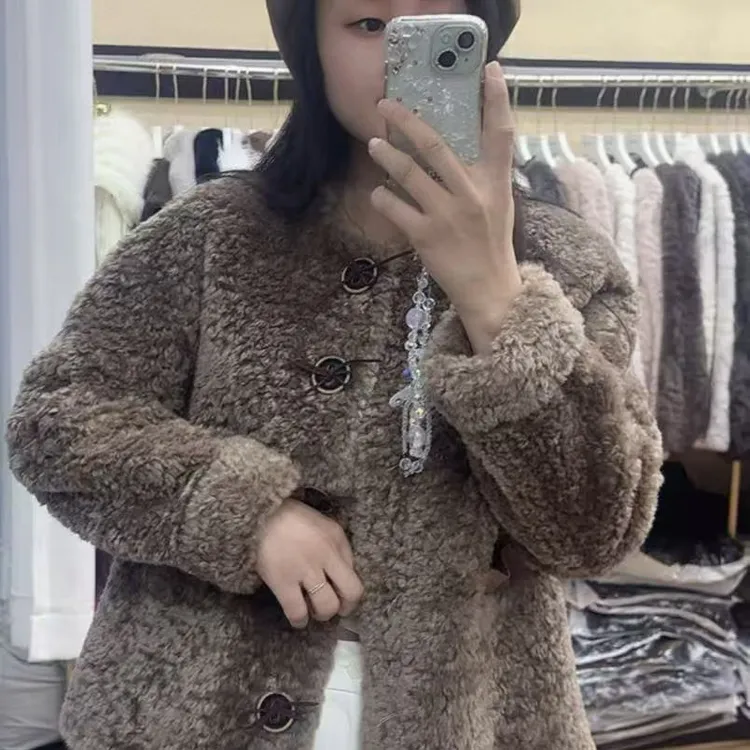 冬季女简约极简风街头风短外套单排扣圆领厚款短款卷毛皮毛一体60