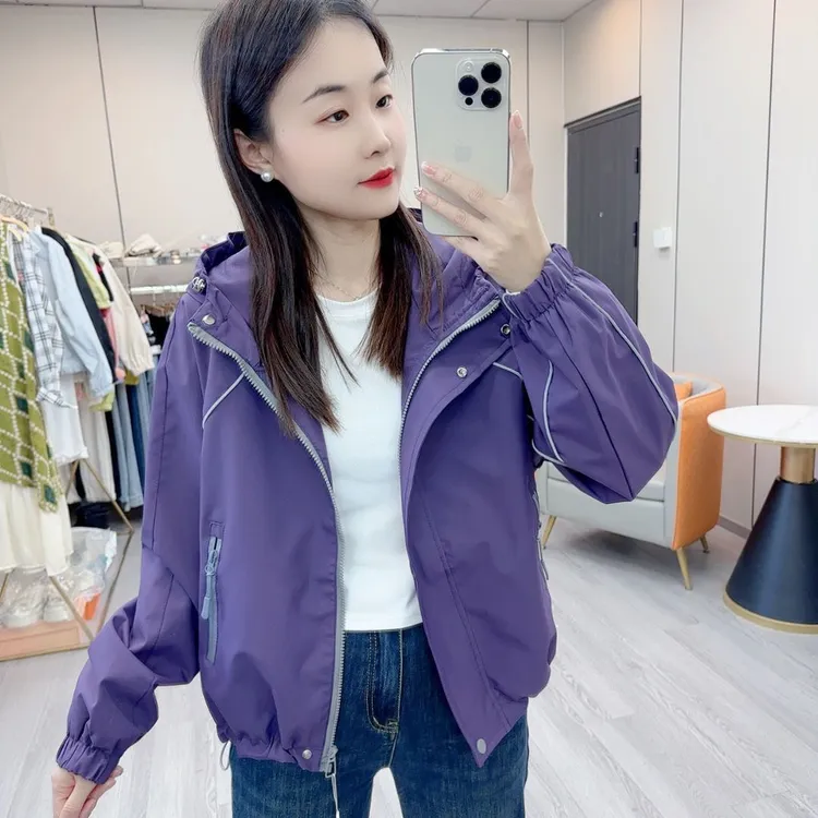 早秋新款百搭显瘦连帽冲锋衣外套女小个子短外套夹克上衣明显装饰