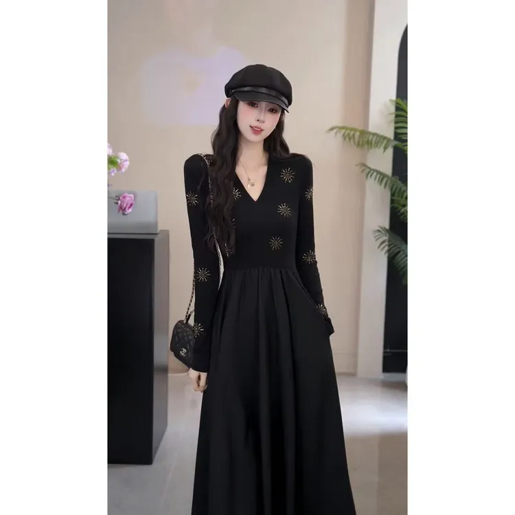 YUANLIANSU/圆脸酥【桃色降临】千金风气质钉珠V领连衣裙女秋季新款