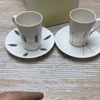 瓷片密密麻麻地排列着一个