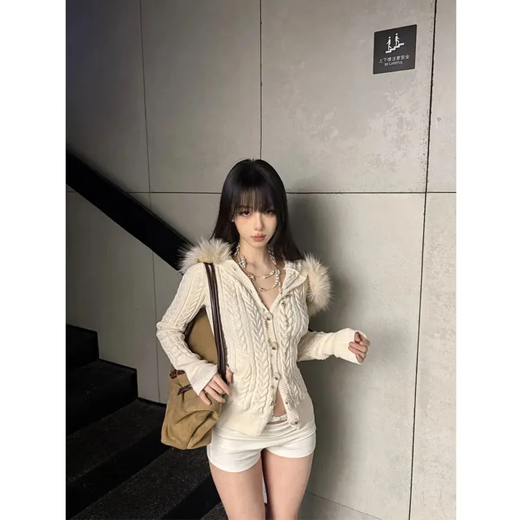 2026春季纯欲辣妹风美式白色毛领连帽毛衣外套女修身显瘦短裤套装