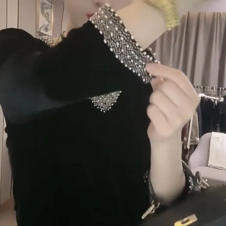 时尚重工钉珠金丝绒显瘦气质感连衣裙秋冬亮钻长袖网红洋气打底裙