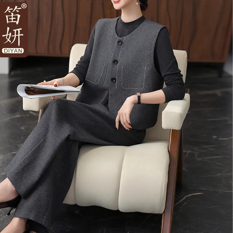 妈妈端庄大气三件套2025秋装新款马甲上衣中老年女装休闲运动套装