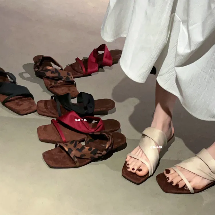 2025夏季新款时尚百搭气质复古小低跟方头露趾网红中古坡跟凉鞋